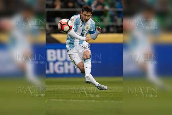 Messi mostró incomodidad por marcaje personal en juego contra Bolivia