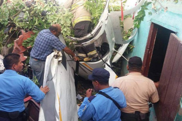 Avioneta se precipita sobre casa en Honduras y deja dos muertos