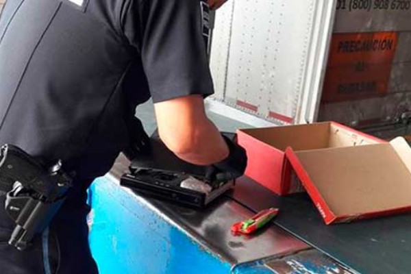 Aseguran en aeropuerto de SLP cocaína… oculta en videocasetera
