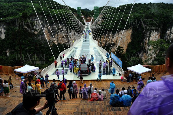 Pasa prueba de seguridad puente de cristal más largo y alto del mundo