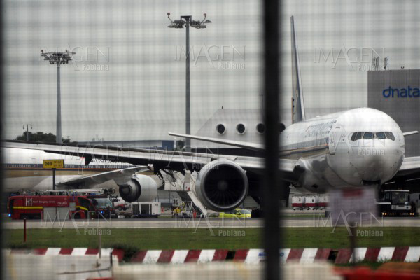 Avión con 241 personas se incendia tras aterrizar en Singapur