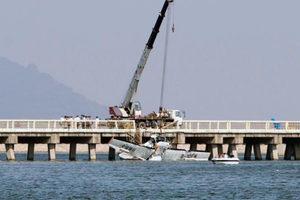 Mueren cinco personas al chocar avión anfibio con puente en Shanghai