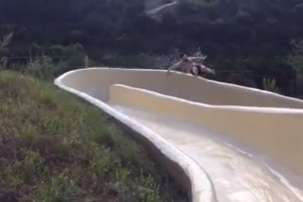 Hombre sale volando de un tobogán y cae por un acantilado