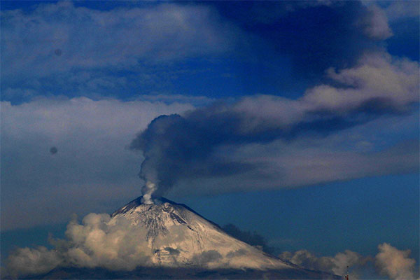 Popocatépetl emana columna de gas que alcanzó 1,500 metros de altura