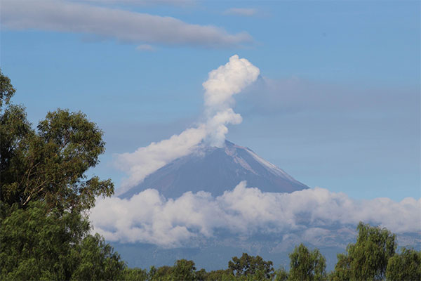 Explosión del Popocatépetl generó columna de más de dos kilómetros