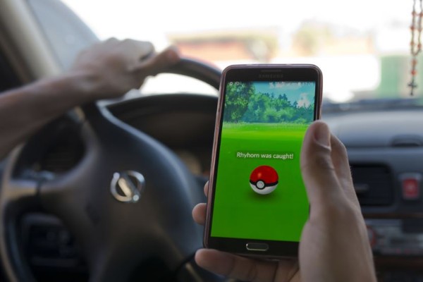 "Cazador" de Pokémon estrella su auto contra una escuela en Australia