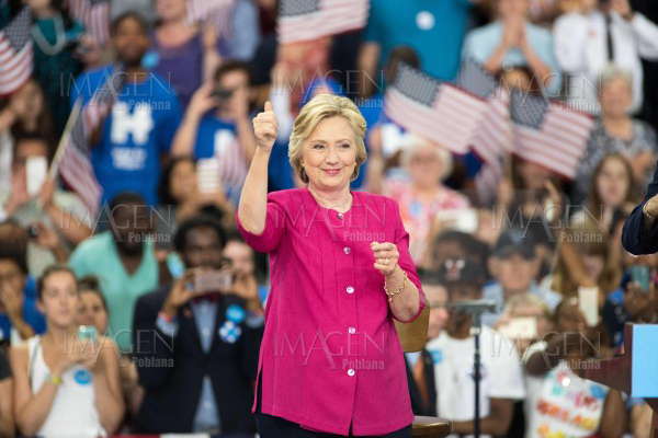 Hillary Clinton toma leve ventaja sobre Trump, según sondeo