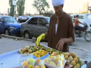 Vendedores ambulantes en Egipto sacan provecho del verano