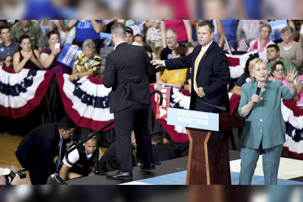 Detienen a activista que intentó acercarse a Clinton en mitin político