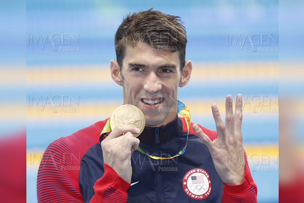 Phelps incontenible, ahora va por oro olímpico en 100 mariposa