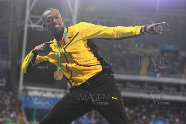 Usain Bolt recibió su medalla de oro de triple corona en los 100 metros