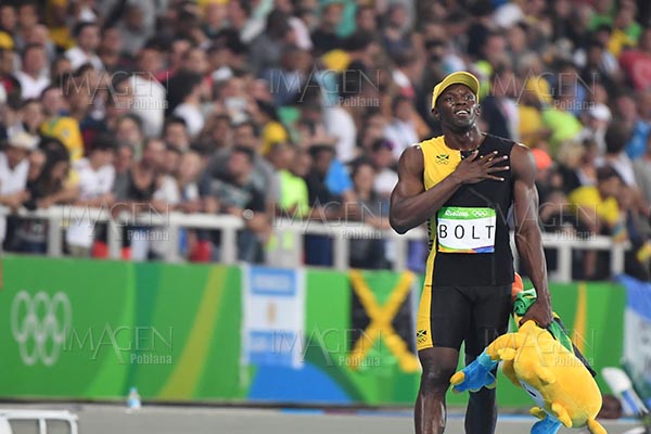 Usain Bolt clasifica con desparpajo a semifinales de 200 metros