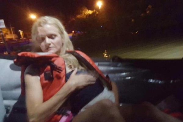 Niña de dos años se salva por bolsa de aire tras volcarse barco
