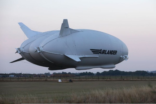 Aeronave más grande del mundo resulta dañada en vuelo de prueba en Inglaterra