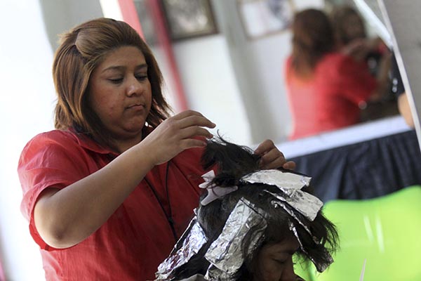 Peluquero o estilista gana en promedio $32.8 por hora