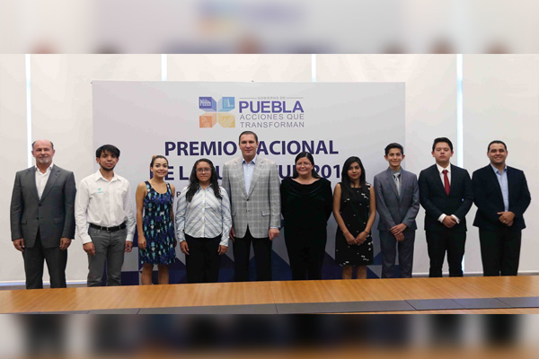 RMV recibe a los ganadores del Premio Nacional de la Juventud 2016