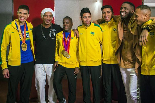 Ronaldinho motiva a atletas paralímpicos con canción