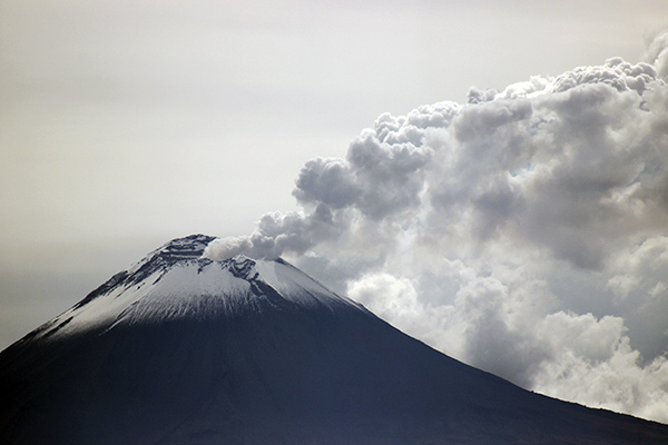 Reportan 185 exhalaciones y una explosión en el Popocatépetl