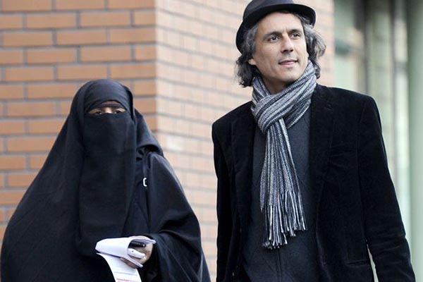 Un millonario defiende a las mujeres francesas que usan burkini