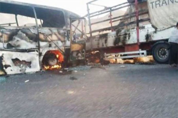 Mueren 36 personas en colisión entre autobús y camión cisterna en Afganistán