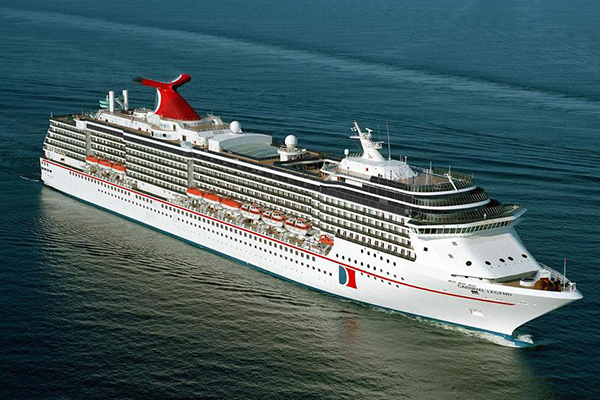 Mujer salta de un crucero y es buscada por guardacostas