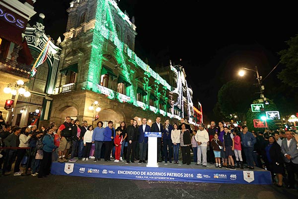 Moreno Valle y Luis Banck iluminan Puebla con los colores patrios
