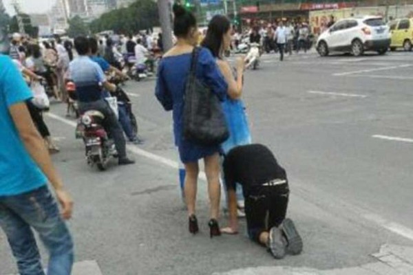 Mujer “paseando” a su novio como perro indigna las redes sociales