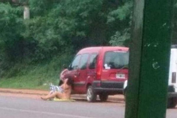 “Loca de amor”: se desnuda en la calle para retener a su novio