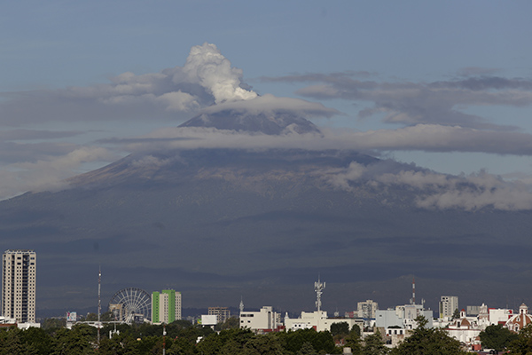 Emite volcán Popocatépetl fumarola de mil 500 metros con ceniza
