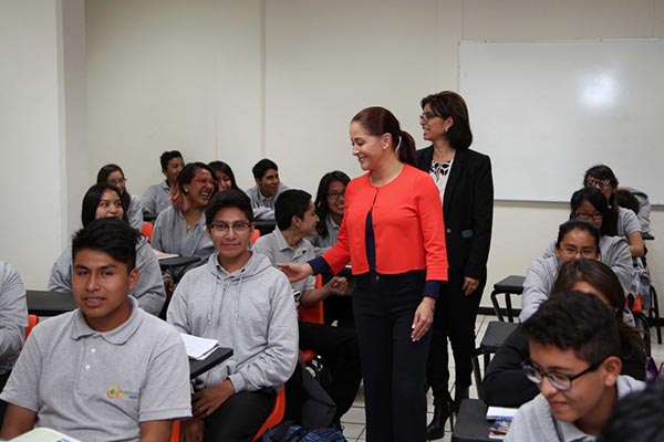 Dinorah López apoyará la educación de jóvenes en situación vulnerable
