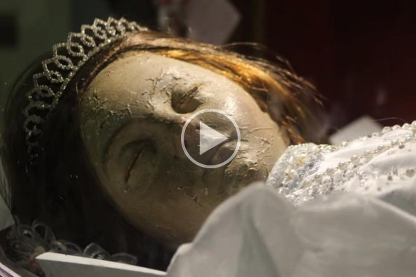 Santa Inocencia, la niña de cera que “abre los ojos” en Guadalajara