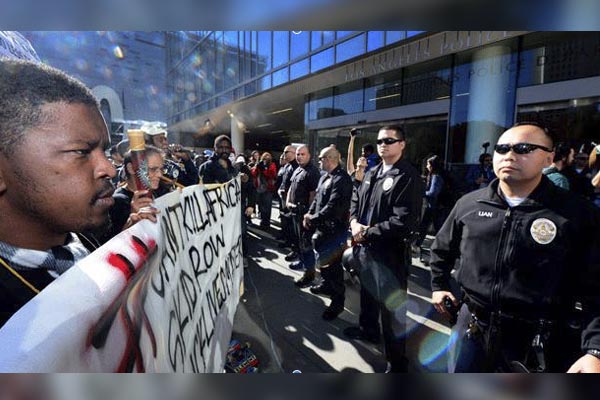 Crecen protestas por presunta brutalidad policiaca en Los Ángeles