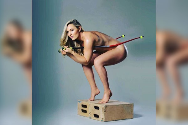 Esquiadora se desnuda para que compren su libro