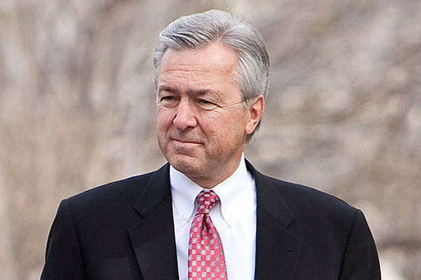 Renuncia director general de Wells Fargo por escándalo de cuentas falsas