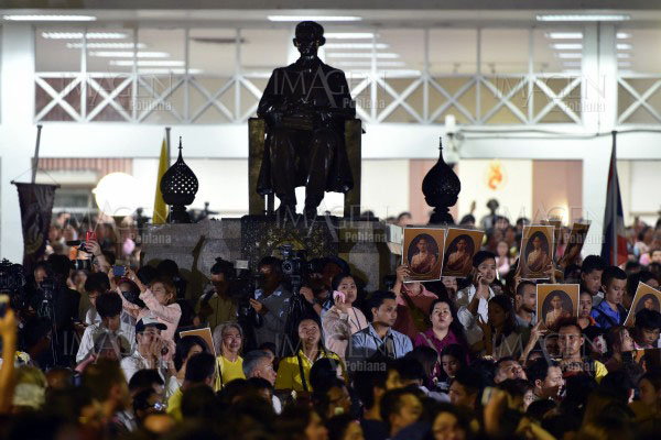 Trasladan restos de rey Bhumibol a Gran Palacio en medio de pesar de tailandeses