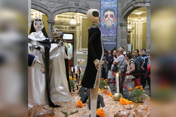 Alatares del Corredor de Ofrendas captan la atención de poblanos y turistas