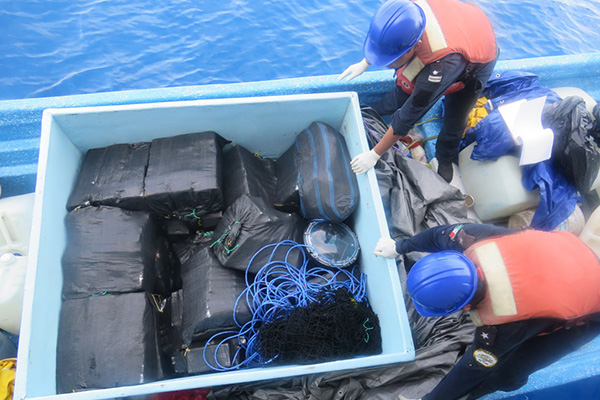 Fuerzas federales decomisan tonelada de cocaína en costa de Acapulco