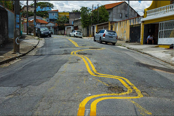 En protesta, pintan la línea de tránsito esquivando los baches