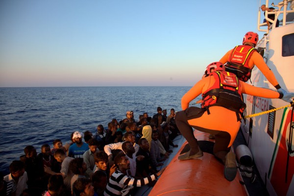 Guardia costera italiana rescata a 766 migrantes; 239 están desaparecidos