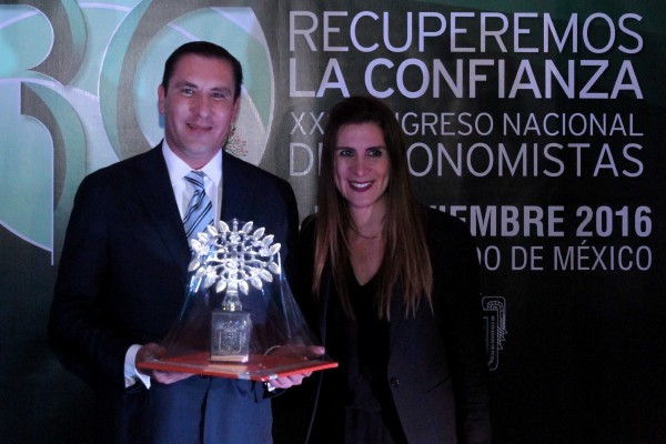 Federación de Colegios de Economistas reconoce trayectoria de RMV