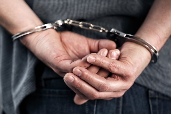 Texas arresta a hispano por tener dos esposas