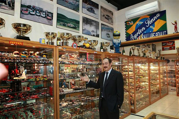 Guinness reconoce por tercera ocasión a libanés por colección de autos a escala