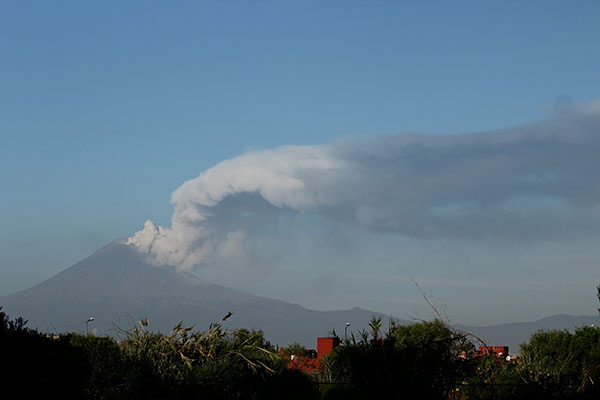 Cae ceniza del Popocatépetl en San Martín Texmelucan