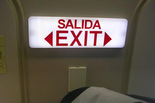 Pasajera abre salida de emergencia de avión y salta al exterior