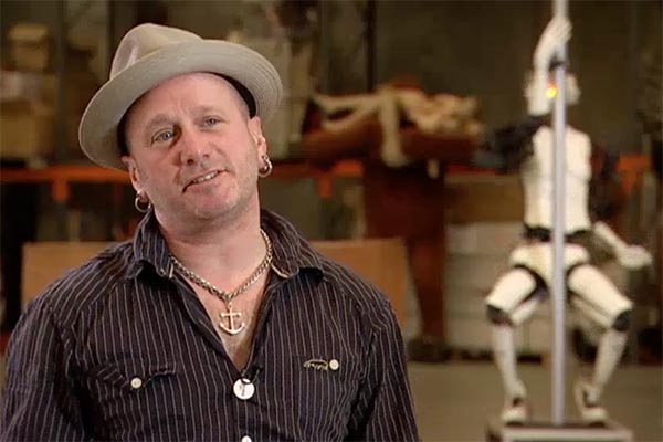 Artista Giles Walker presenta robot que baila en torno a un tubo