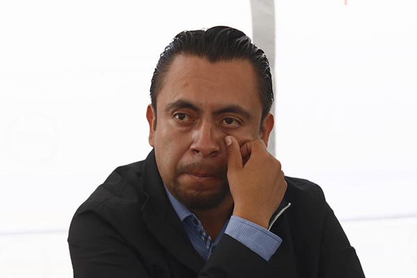 Alcalde de Cuautlancingo se esconde y envía a regidoras