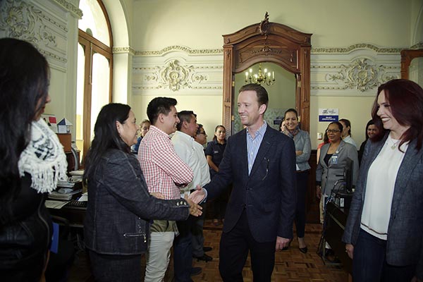 Felicita Luis Banck al personal de la Tesorería
