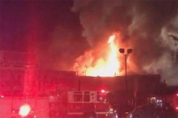 Incendio nocturno mata a 9 en Oakland