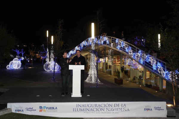 Moreno Valle y Banck inauguran la iluminación navideña de la capital