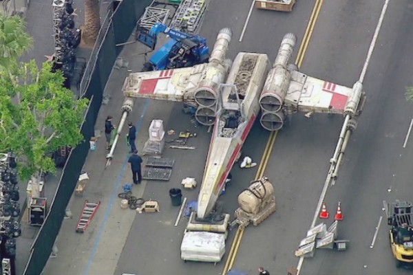 Usan réplica de jet militar para premier de nuevo filme de “Star Wars”